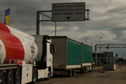 (FOTO) Šta u UIO BiH vide kao rješenje problema: Na graničnom prelazu Rača VLADA KOLAPS, vozači kamiona čekaju U DUGIM KOLONAMA