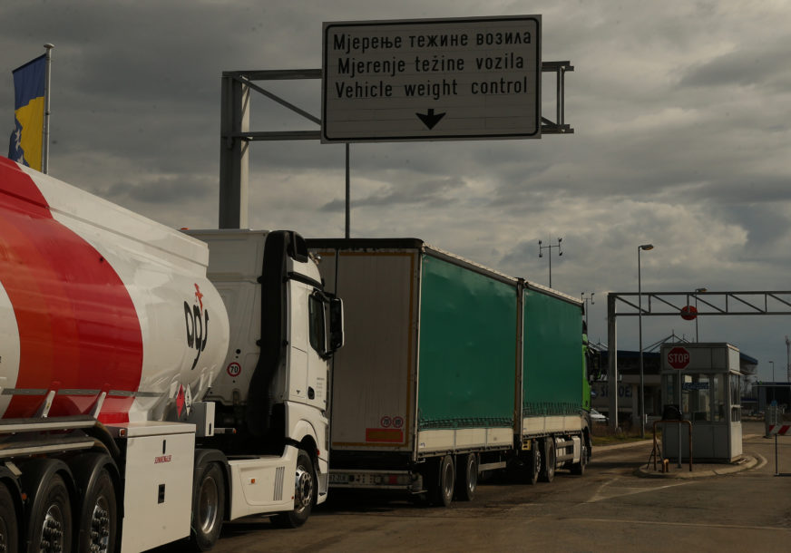 (FOTO) Šta u UIO BiH vide kao rješenje problema: Na graničnom prelazu Rača VLADA KOLAPS, vozači kamiona čekaju U DUGIM KOLONAMA