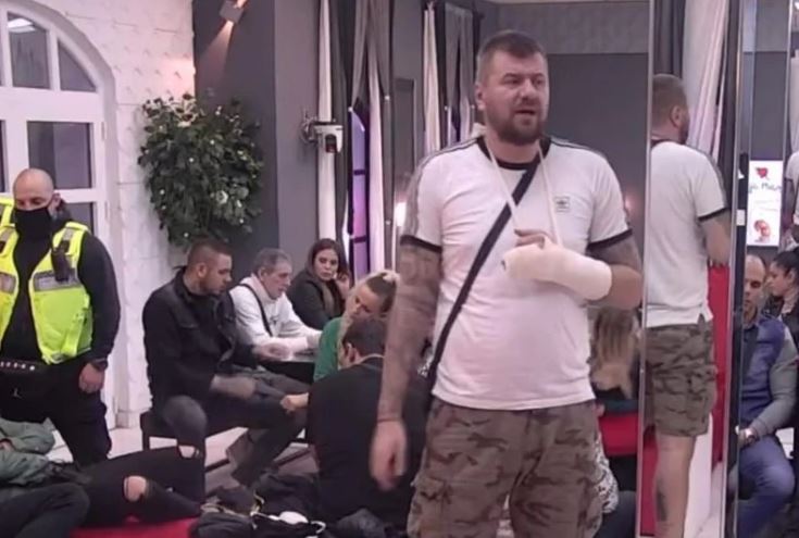 VRATIO SE U ZAVOJIMA Janjušu tokom okršaja polomljeni prsti na ruci
