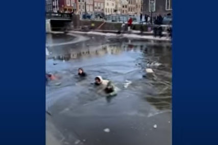 DRAMA U AMSTERDAMU Led pukao, prolaznici spasavali klizače iz kanala (VIDEO)