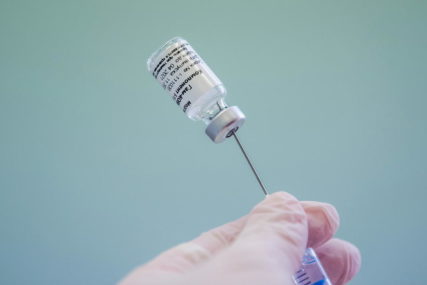 EVROPA IH NESTRPLJIVO OČEKUJE "Fajzer" kasni sa isporukom 10 miliona doza vakcine
