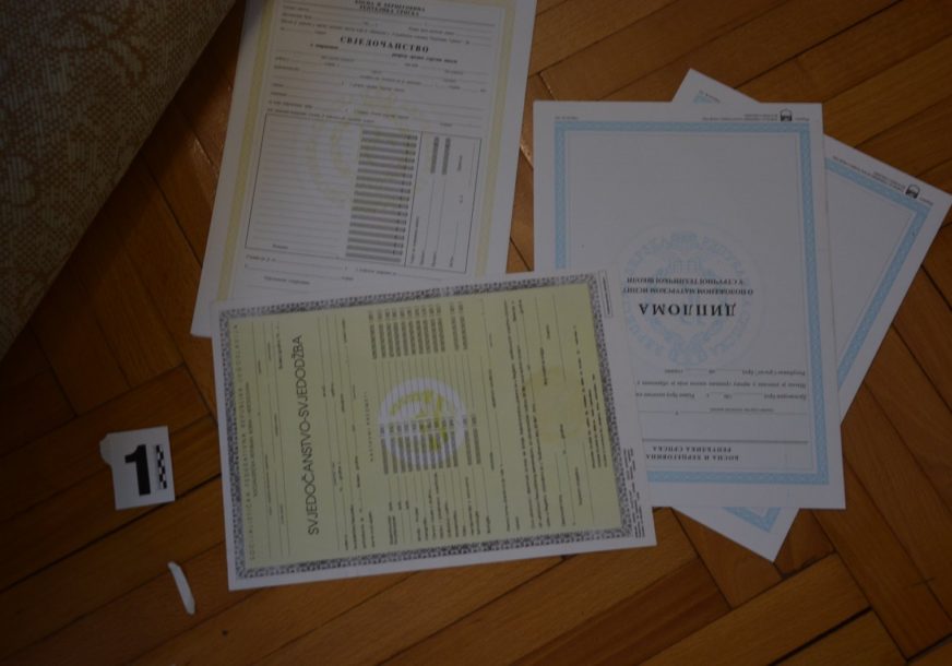 U akciji policije uhapšen Banjalučanin: Falsifikovao PCR testove i diplome (FOTO)
