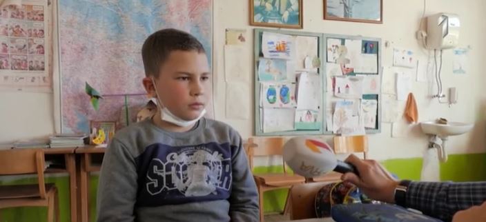 Mali Veljko je JEDINI ĐAK U ŠKOLI: Nijedan predmet mu nije težak, ali nema s kim da se druži