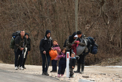 Uhapšeno 103 migranta: Slovenačka policija zaustavila voz u Kopru