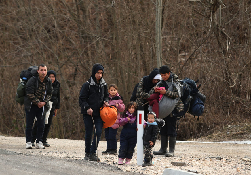 ZAMALO IZBJEGNUTA TRAGEDIJA Više od 20 migranata, među kojima je bila i beba, se zamalo ugušilo u vagonu u Srbiji
