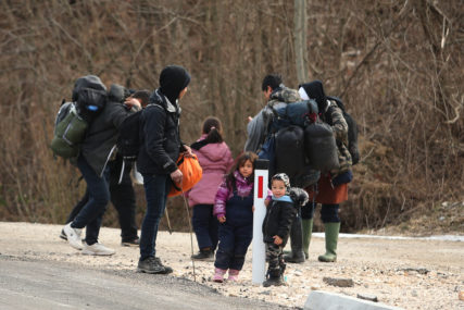 GUŠILI SE U KAMIONU Slovenačka granična policija pronašla 13 migranata iz Iraka