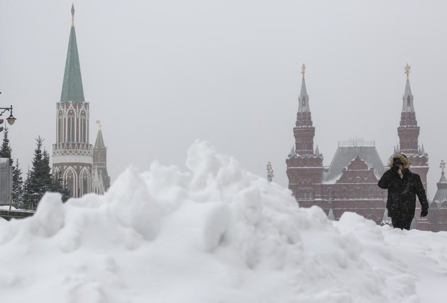 Snježna mećava u Moskvi: Brigada od 60.000 komunalaca čisti grad (VIDEO)