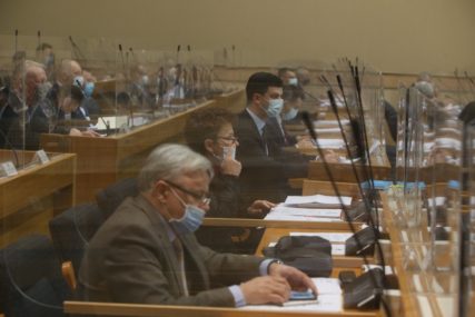 NASTAVLJENA SJEDNICA Poslanici Narodne skupštine razmatraju prijedlog o zaduženju Srpske