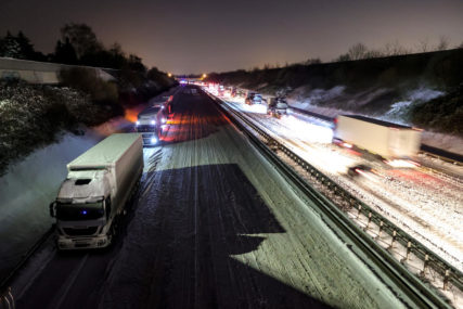 LJUDI PRENOĆILI U VOZILIMA Zimsko nevrijeme izazvalo haos na auto-putu u Njemačkoj