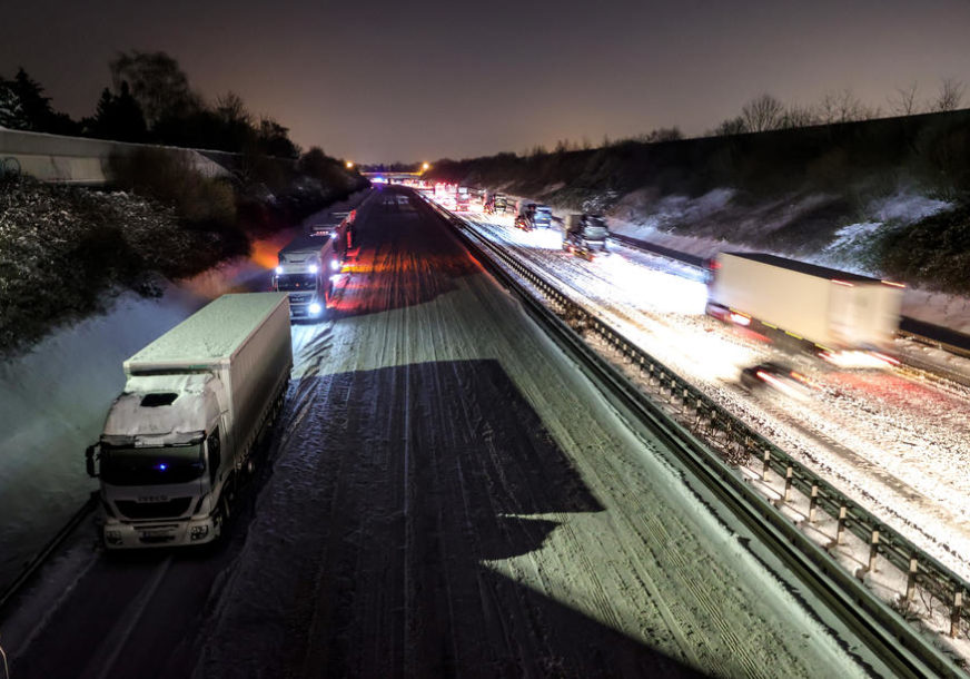 LJUDI PRENOĆILI U VOZILIMA Zimsko nevrijeme izazvalo haos na auto-putu u Njemačkoj