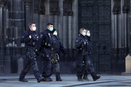 Policijska operacija zbog britanskog soja korone: Četiri zgrade u karantinu, stotine policajaca osiguravaju poštovanje mjera