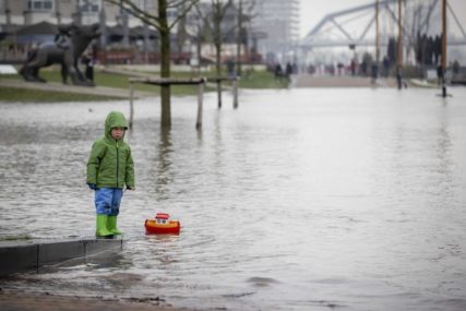 Nivo njemačkih rijeka i dalje u porastu: Građani prave barikade od vreća s pijeskom