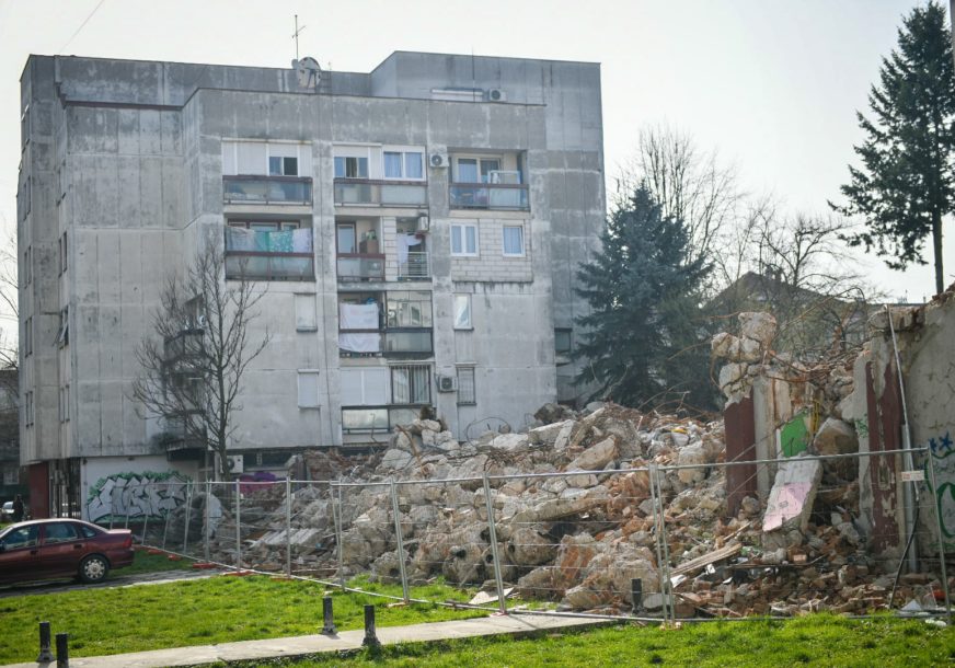 Na mjestu nekadašnjeg kina "Kozara" BEZ POČETKA RADOVA, samo odvoz šuta