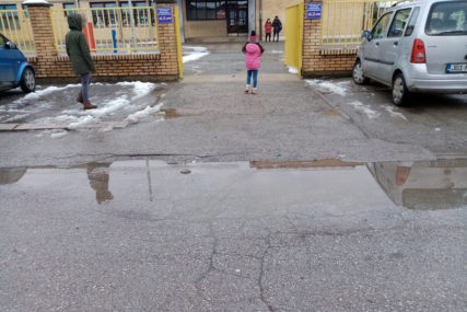 Predlažu gumene čizme ili pijesak: U Prijedoru roditelji ogorčeni zbog vode oko ulaza u škole