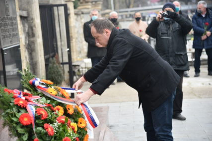 "Borci dali nemjerljiv doprinos u stvaranju Srpske: Delegacija Grada položila vijence na Spomeniku palim borcima VSRS