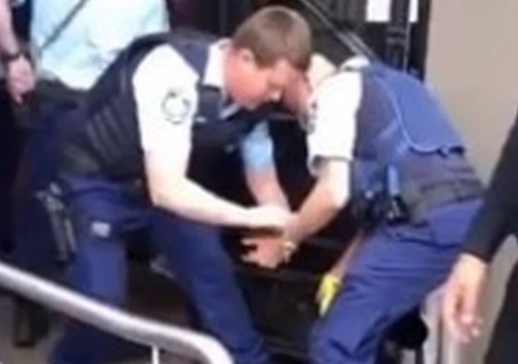 TRAGIKOMIČAN TRENUTAK Policajac prilikom hapšenja pogodio kolegu elektrošokerom u međunožje (VIDEO)