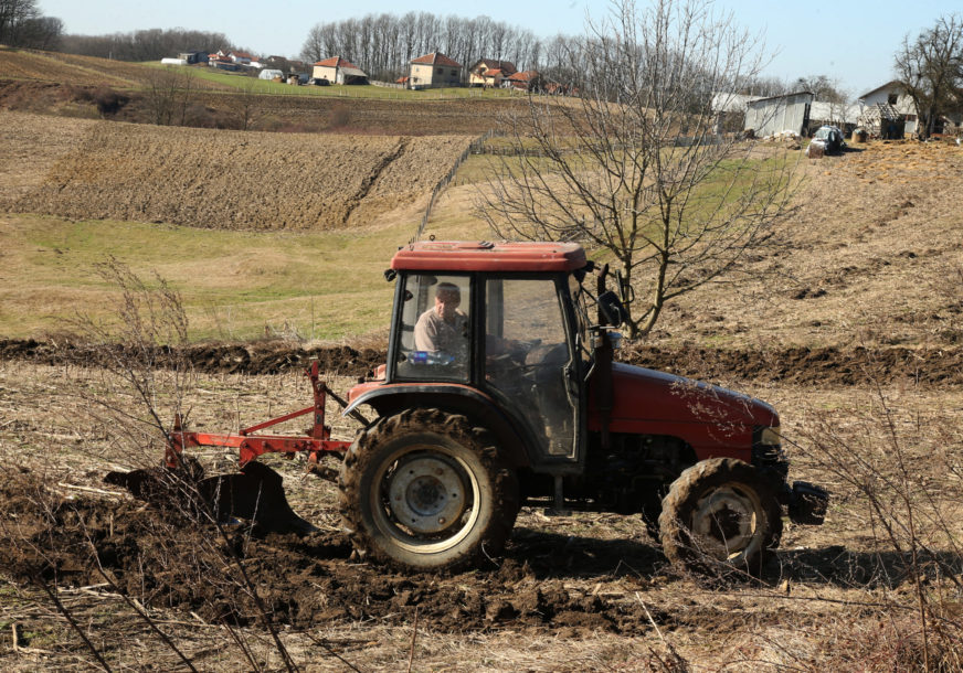 traktor na njivi