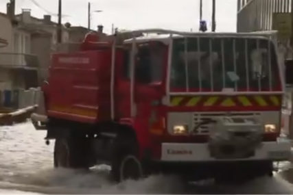 Stiže i hladni talas: Poplave u Francuskoj, u nekim ulicama voda do pojasa (VIDEO)