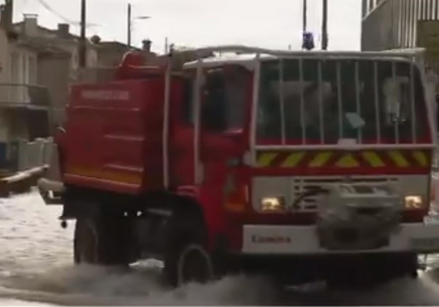 Stiže i hladni talas: Poplave u Francuskoj, u nekim ulicama voda do pojasa (VIDEO)