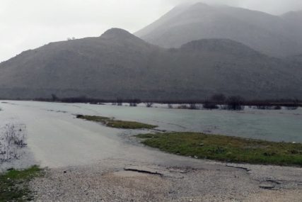 Poplavljene oranice i seoski putevi na jugu Srpske: Palo više kiše nego cijele 2020. godine