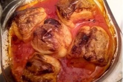 Punjena paprika u paradajz sosu: Savršen ručak za sve generacije