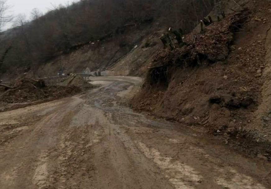 UPOZORENJE VOZAČIMA Obustavljen teretni saobraćaj na magistralnom putu Foča - Šćepan Polje