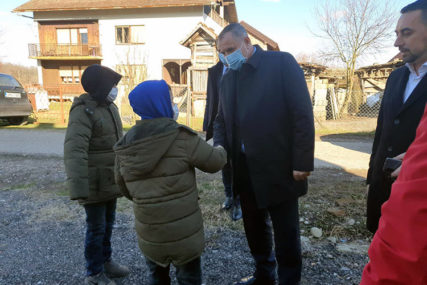DOBILI POMOĆ OD 20.000 KM Višković posjetio porodicu Stojanović u Šešlijama