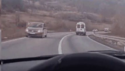 OPASNO PRETICANJE U SREBRENIKU Rizičnu vožnju objavio na društvenim mrežama (VIDEO)