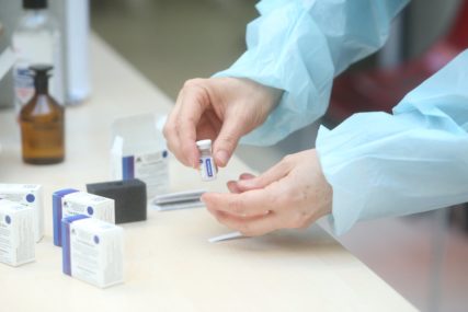 Rast broja zaraženih mrsi konce: Najveći proizvođač vakcina ODLAŽE ISPORUKE nekim zemljama