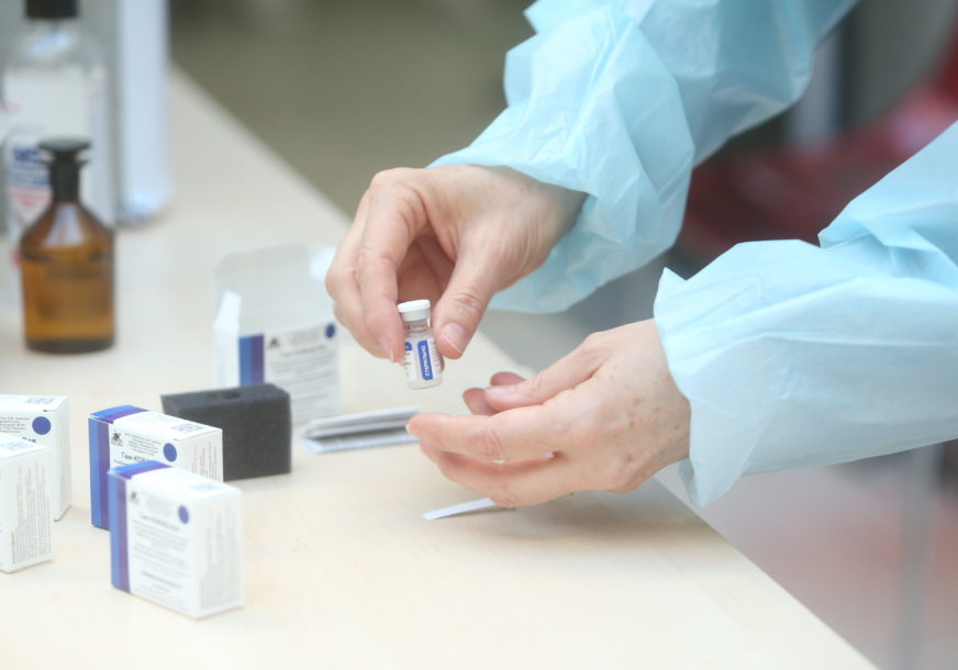 Rezultate očekuju do kraja sedmice: Planirano testiranje efikasnosti vakcine "Sputnjik V" protiv indijskog soja virusa
