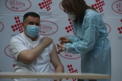 "NIŠTA NIJE BOLJELO" Direktor UKC Vlado Đajić prvi u BiH primio vakcinu protiv korone