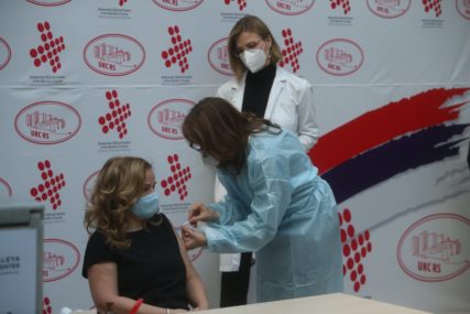 "OVO JE ISTORIJSKI TRENUTAK" Vakcine protiv korone danas primaju zaposleni UKC RS, prvi direktor Đajić (FOTO)