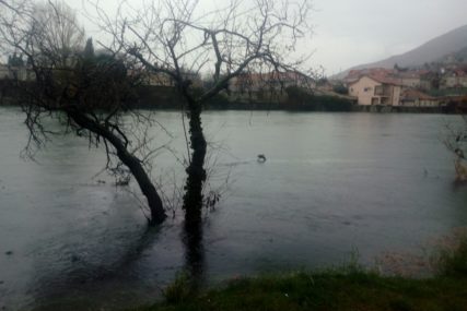 HAOS U ČAPLJINI Poplavljeno više objekata, ekipe na terenu