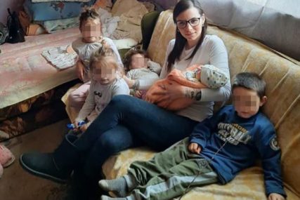 U jednom krevetu četvoro djece, u drugom roditelji i beba: Višečlanoj porodici iz trošne kuće sreća se ipak osmjehnula (FOTO)