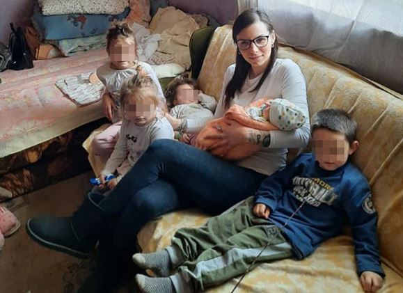 U jednom krevetu četvoro djece, u drugom roditelji i beba: Višečlanoj porodici iz trošne kuće sreća se ipak osmjehnula (FOTO)