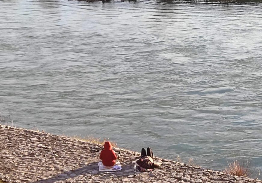 SUNCE U FEBRUARU Banjalučanke uživaju na obali Vrbasa