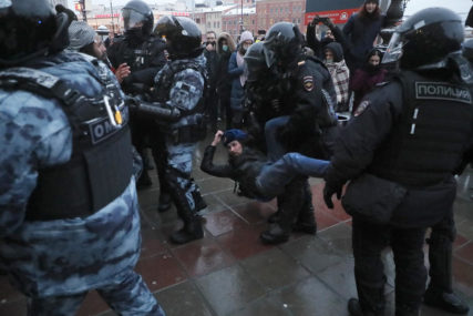 Hapšenja u nekoliko ruskih gradova: Više od 3.500 PRIVEDENIH na antiratnim protestima