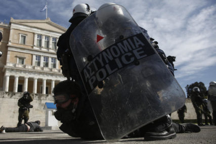NEMIRI U GRČKOJ Demonstranti gađali policajce Molotovljevim koktelima