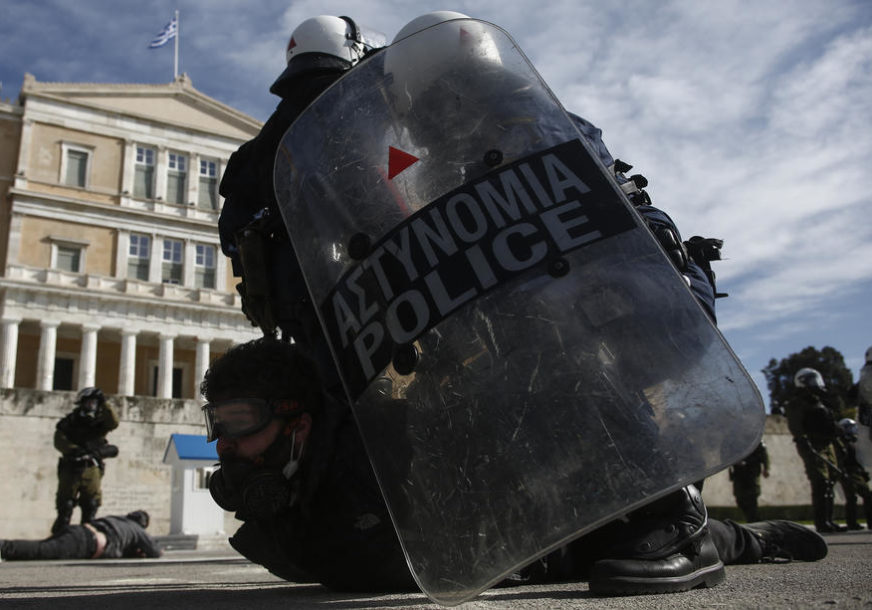 NEMIRI U GRČKOJ Demonstranti gađali policajce Molotovljevim koktelima