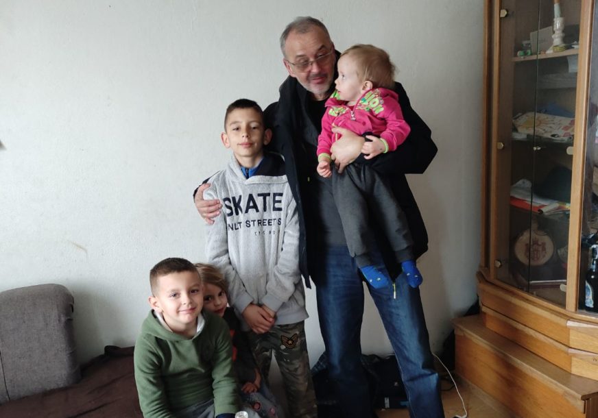 "Pomažemo čestite domaćine" Željko Simić iz Ujedinjene Srpske donirao plastenik višečlanoj porodici u Doboju (FOTO)
