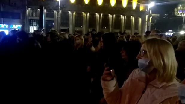 “ZAGRLI ME SAD” Na stotine ljudi ispred Doma sindikata u Beogradu pjesmom se opraštaju od Đorđa Balaševića (FOTO, VIDEO)