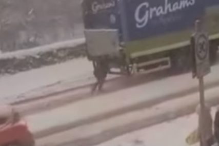 Snimljena kako gura kamion: Majku troje djece zbog ovog poteza zovu SUPERŽENA (VIDEO)