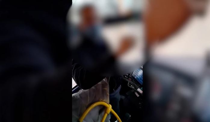 Bahata putnica napravila haos u autobusu "Neću da stavim masku, a ti umri" (VIDEO)
