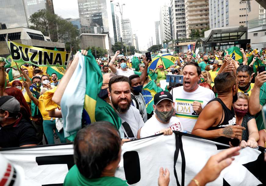 "SREĆAN SAM ZBOG PROTESTA" 90.000 novozaraženih u Brazilu, a Bolsonaro se protivi distanci