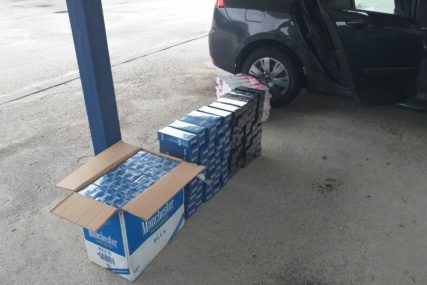 Oduzeto 3.500 švercovanih cigareta: Trebinjac i Ljubinjac u svojim automobilima prevozili na hiljade kutija
