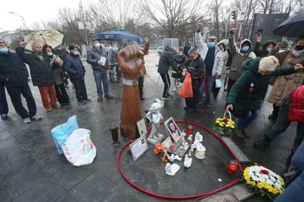 “Davidovo srce” ponovo na Trgu Krajine: Banjalučani se okupili kako bi odali počast tragično preminulom mladiću (FOTO)
