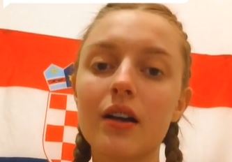 Izazvala lavinu komentara: Mlada Hrvatica pod zastavom Hrvatske otpjevala "Heroje sa Košara" (VIDEO)