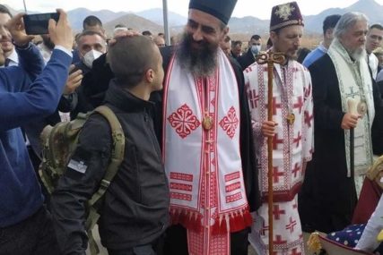 Mladić koji je ispratio vladiku Atanasija: Preci su nam bili pravoslavci, ja sam se samo vratio (VIDEO)