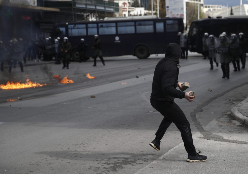 SUKOBI U SOLUNU Demonstranti gađali policiju Molotovljevim koktelima, policajci uzvraćali suzavcem (FOTO)