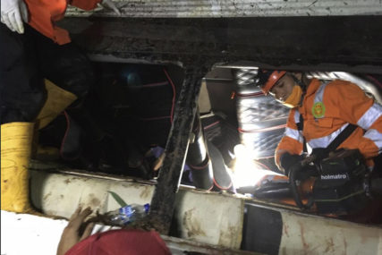 TRAGEDIJA NA PUTU Prevrnuo se školski autobus u Indoneziji, 27 mrtvih